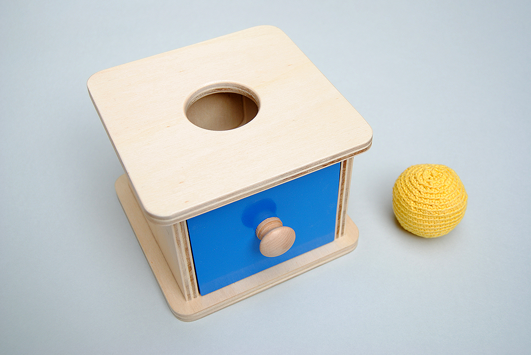 Boîte Imbucare Montessori avec balle tricotée