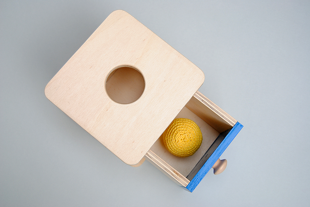 Boîte Imbucare Montessori avec balle tricotée