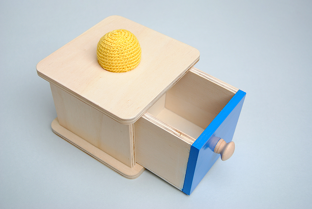 Boîte Imbucare Montessori avec balle tricotée
