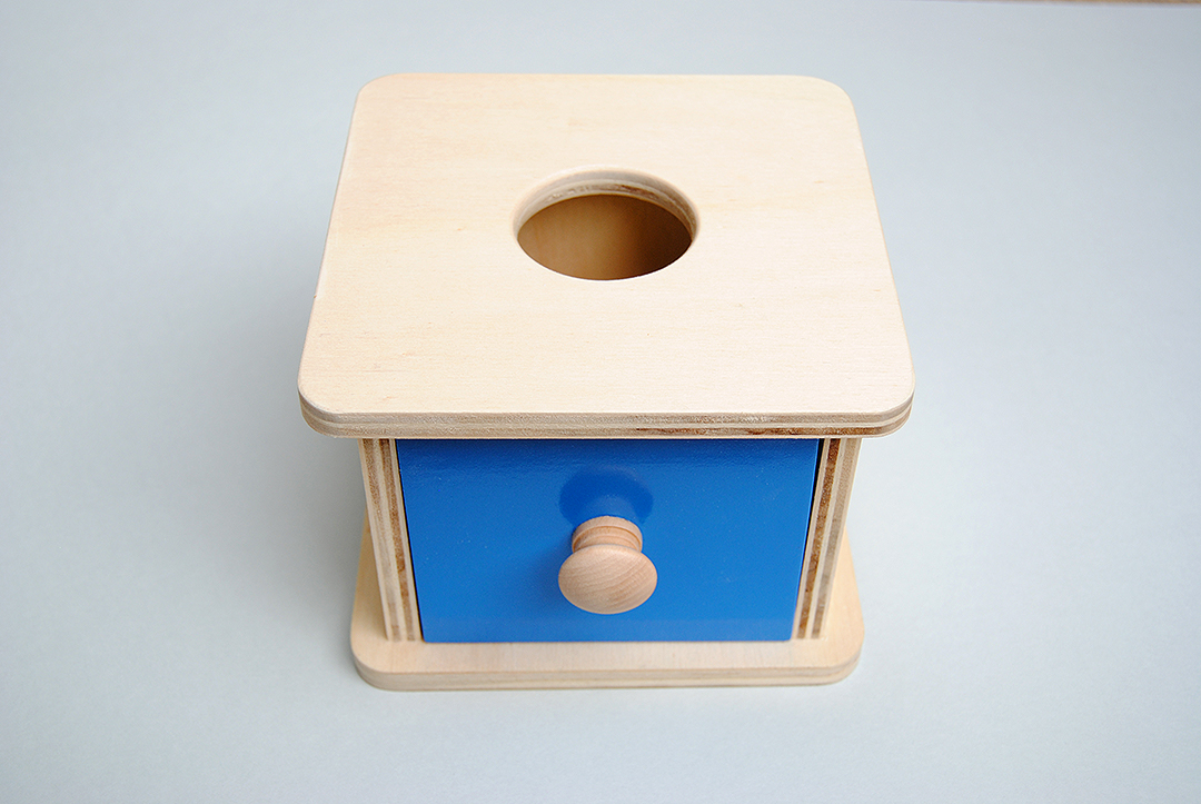 Boîte Imbucare Montessori avec balle tricotée