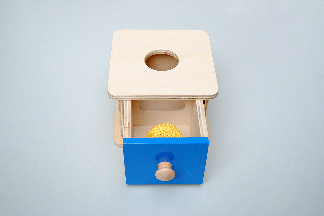 Boîte Imbucare Montessori avec balle tricotée