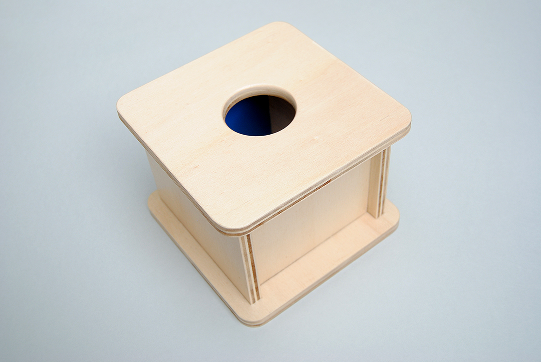 Boîte Imbucare Montessori avec balle tricotée